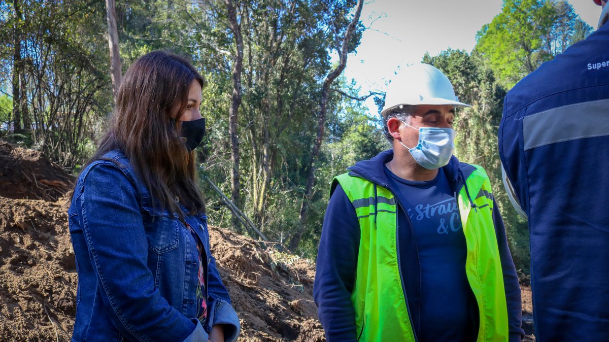 seremiambiente9's tweet photo. Tras denuncias en https://t.co/wcsPm0Q7NX por descarga de agua con turbiedad en el #LagoVillarrica, concurrimos junto a la @SMA_CL a fiscalizar un proyecto de intervención en el puente Loncotraro, perteneciente a la comuna de #Villarrica. #PDAV https://t.co/yw9BSUDWTD
