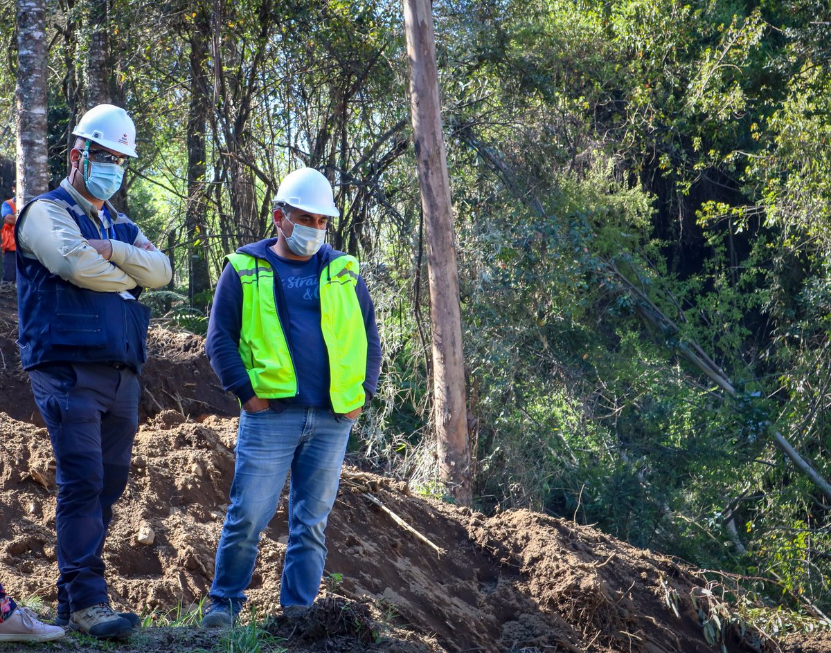 seremiambiente9's tweet photo. Tras denuncias en https://t.co/wcsPm0Q7NX por descarga de agua con turbiedad en el #LagoVillarrica, concurrimos junto a la @SMA_CL a fiscalizar un proyecto de intervención en el puente Loncotraro, perteneciente a la comuna de #Villarrica. #PDAV https://t.co/yw9BSUDWTD