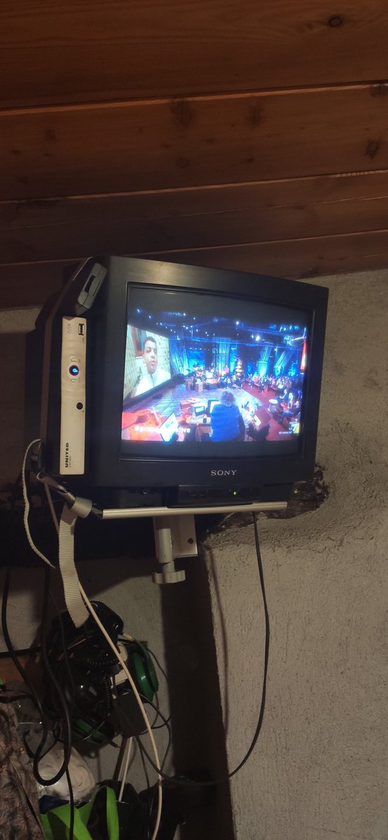 G_Comu's tweet photo. Cosa c'è più da CeNtro SociAle di guardare #propagandalive su un tubo catodico? https://t.co/GbegdbO1NU