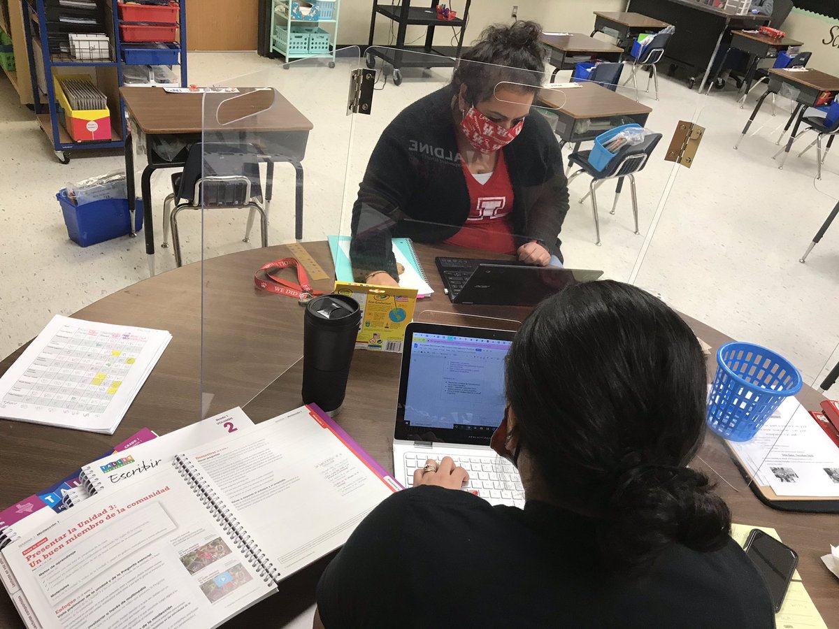 CarrollES_AISD's tweet image. Fist grade SLA working hard to plan their lessons! Working safe too! Notice the plexiglass in between them! What a great team @CarolinaAISD and @MariaChavez make. @SerjioMedina @ENJackson32 @DBrogee @AldineISD