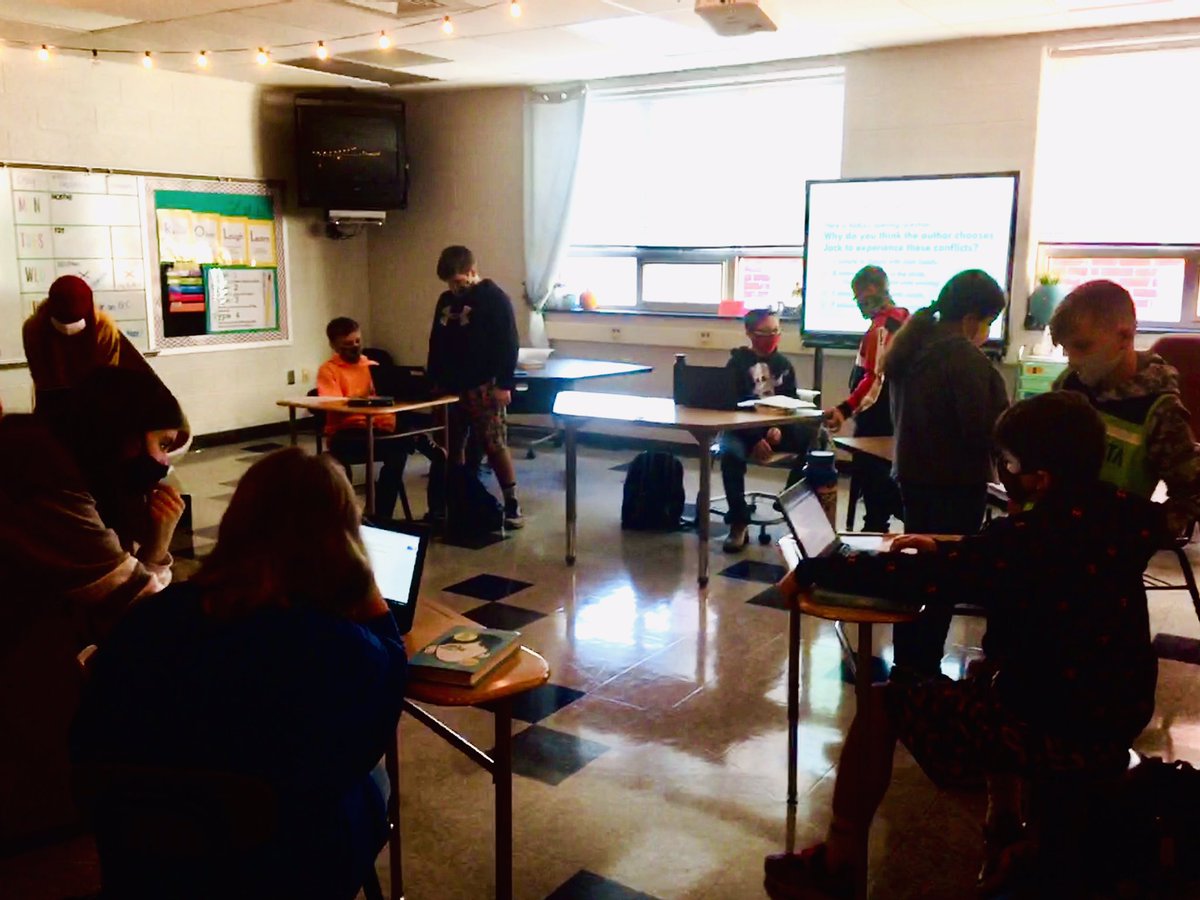 FitzIn6th's tweet image. First Socratic Seminar for 6th grade! Peer coaches provided insights and encouragement at “halftime” before jumping back in to discuss conflicts in “Wonder” #MASDproud