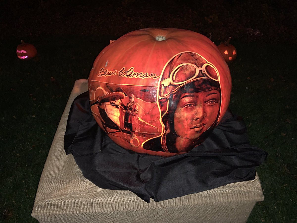 mileageplusmike's tweet photo. @chicagobotanic #Halloween lights. Impressive to see #bessiecoleman as well as #groceryworkers #HealthcareHeroes and #teachers honored in this creative way. Who knew you could carve a 😷 on a 🎃 let alone an ✈️? #safeoutside. #WearAMask. https://t.co/CvOMIMipNI