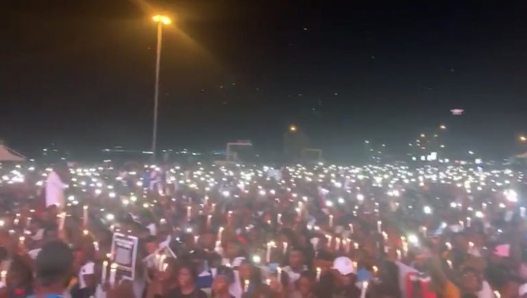 shubz_xo's tweet photo. Have trouble sleeping with My back and legs pain from moving up and down lekki picking up trash...but what is that compared to the hurt they feel when they have lost someone to this inhuman treatment and brutality #endsars #RIPtothefallen #howdoyouallsleepatnight https://t.co/Y7fByST6FZ