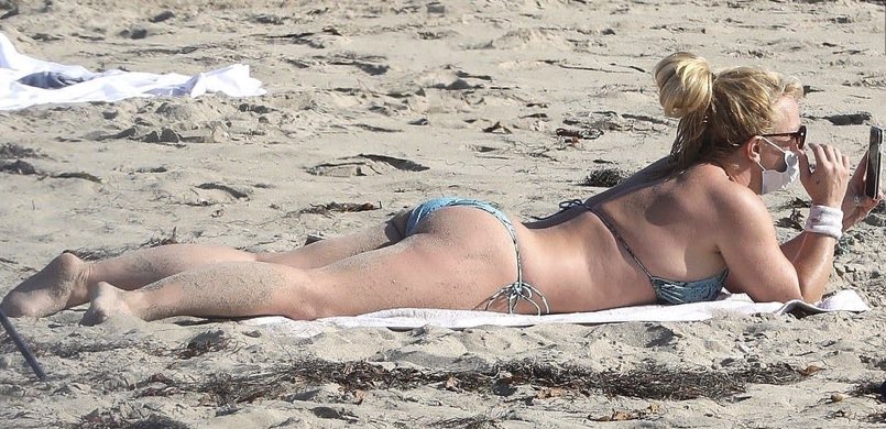 britmebaby's tweet photo. britney spears literally wearing a mask alone on the beach yeah i trust her with my life https://t.co/OKqGxIYbg4