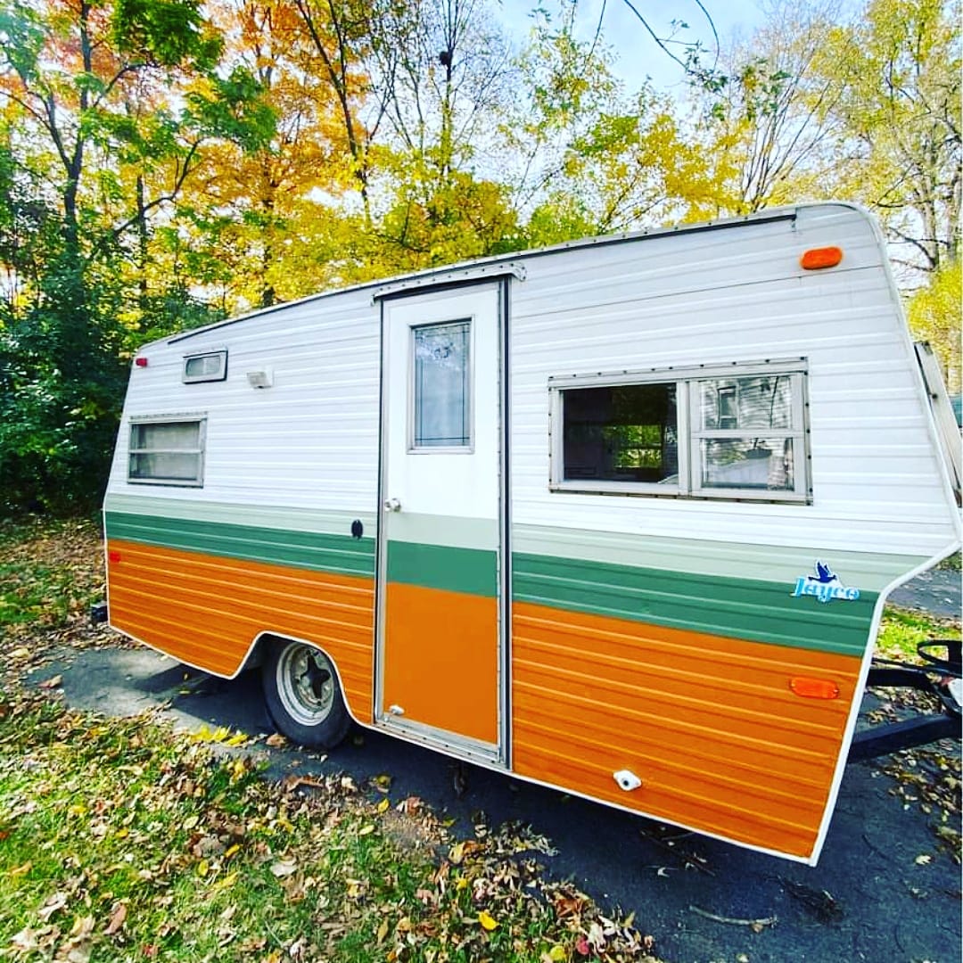 SCBeckner's tweet photo. Did a little thing today! Meet Hattie! Hattie is going to help me finish my first book. Hattie and I are going to be fast friends. Hattie might be home during the apocalypse. More to come. #midlifepivot #writingspace #transitiontotiny #reno #writerontheroad https://t.co/FKLjpLrGCH