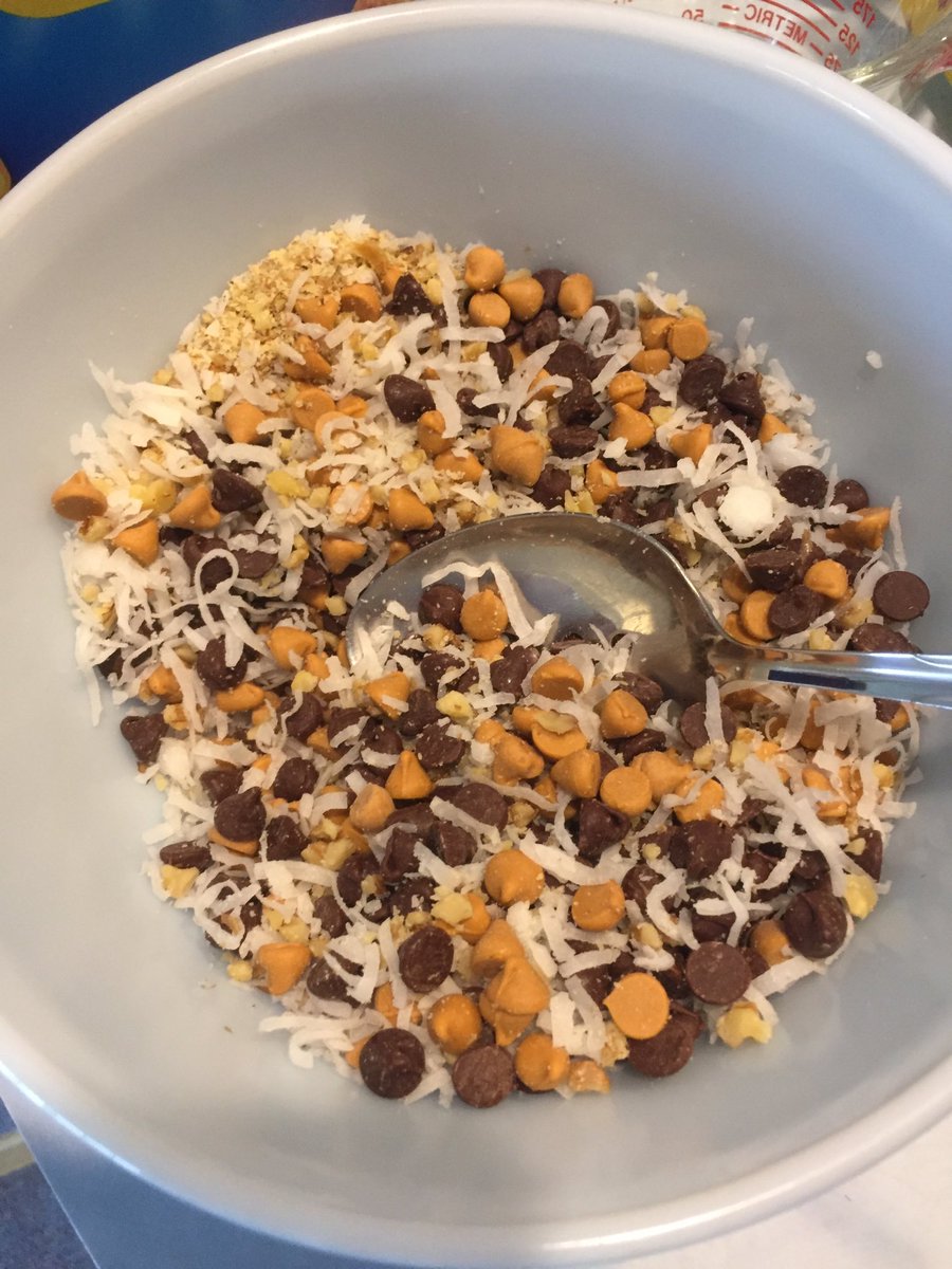 criswinter412's tweet photo. Itβs a Burgh thing! Making cookies for some upcoming nuptials. The famous Pittsburgh Wedding Cookie Table! πͺπΎπ₯πβ€οΈπ #Pittsburgh #weddingcookietable #cookietable #itsaburghthing #cookies #MagicBars #7layercookie https://t.co/15jf2ViRiK