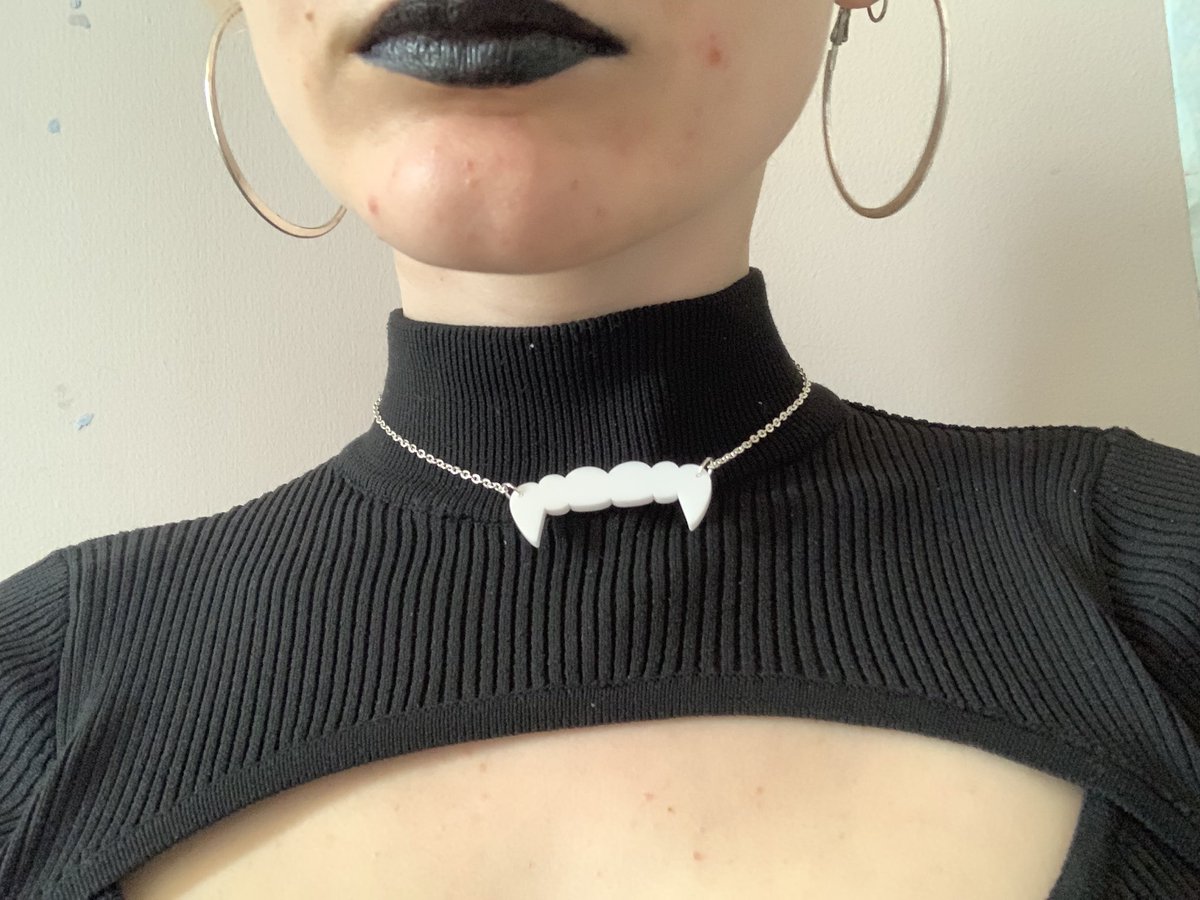 DotDashGifts's tweet photo. 🩸🩸🩸HALLOWEEN GIVEAWAY🩸🩸🩸

Winner will receive one Vampire Choker !🩸

Rules : 
🩸must be following me 
🩸like , rt and tag a friend on this    post 
🩸follow my insta : @/_dotdashgifts

Ends on Halloween at midnight BST🩸 https://t.co/GXWXatS8L6
