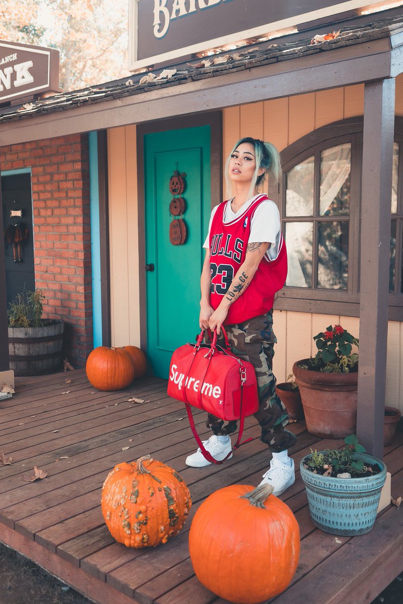 uhhmander's tweet photo. one time i was sitting in the car waiting for lew to come back &amp; this random fool tries to break into the car, @looce being looce chased doode, fasi’d him then came back with 2 new iPhones &amp; a brand new pair of low top air forces. “Here babe” Yup, these air forces.😂💙 https://t.co/fUY951JRo5