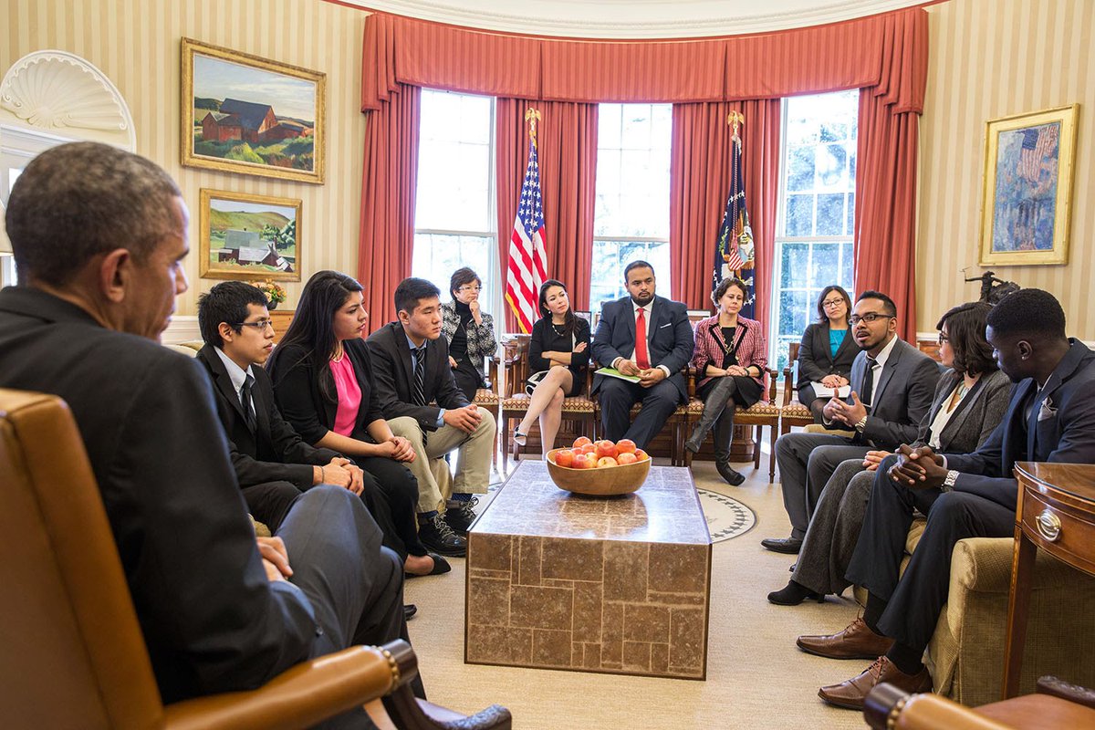 kevinsmith_tcnc's tweet photo. Just saw this @PeteSouza πΈ in #TheWayISeeIt. So, so many pics of my friend's π bowl in the Oval.
No joke. Look it up. #artisan #circlefactory https://t.co/kyE1bIp5en https://t.co/H0tOEWVq1c