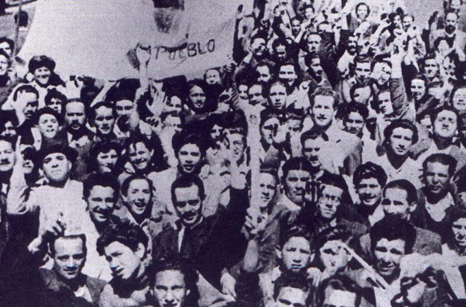 PERIODlSTAPERON's tweet photo. 17 de octubre. Hace 75 años, de la mano de Perón, el pueblo entraba por primera vez en la política grande. Nunca más pudieron desterrarlo. https://t.co/e9LjMEFMkx