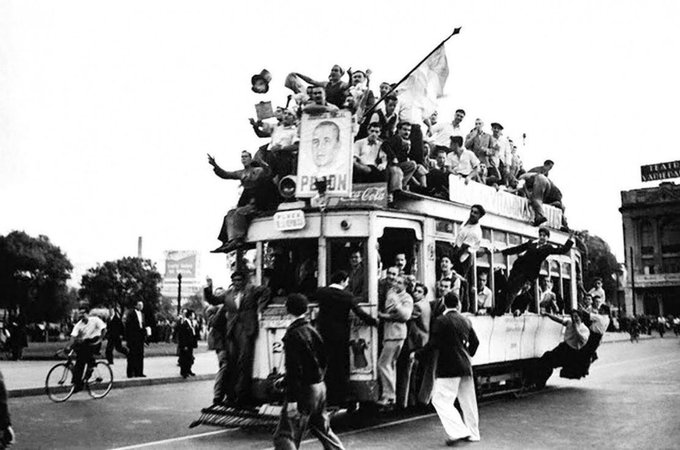 PERIODlSTAPERON's tweet photo. 17 de octubre. Hace 75 años, de la mano de Perón, el pueblo entraba por primera vez en la política grande. Nunca más pudieron desterrarlo. https://t.co/e9LjMEFMkx
