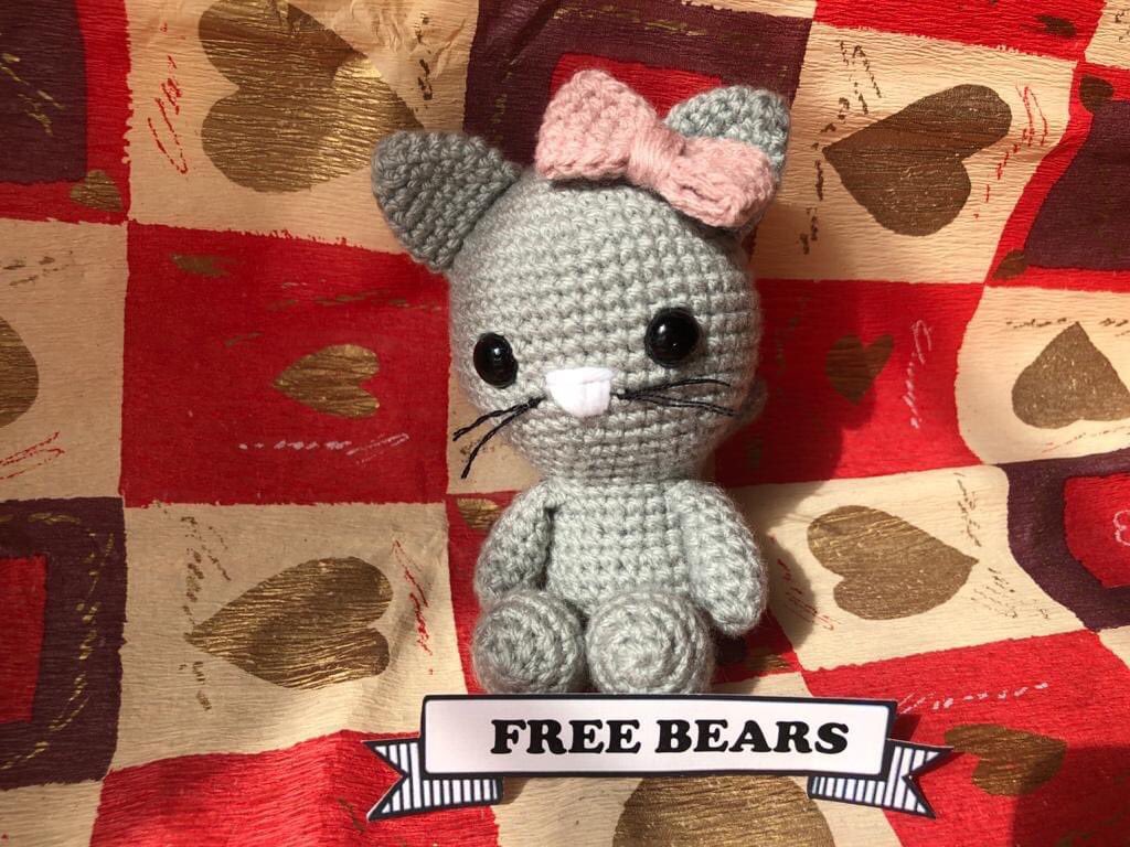 freebears2020's tweet photo. Invasión gatuna!! Puede ser tuyo , por 25 soles (+ envío) miden 11 cms aprox. Y de regalo un llaverito! #freebears #crochet #gatos #gatunos #emprendimiento #emprendedora https://t.co/XdTDwUMv4C