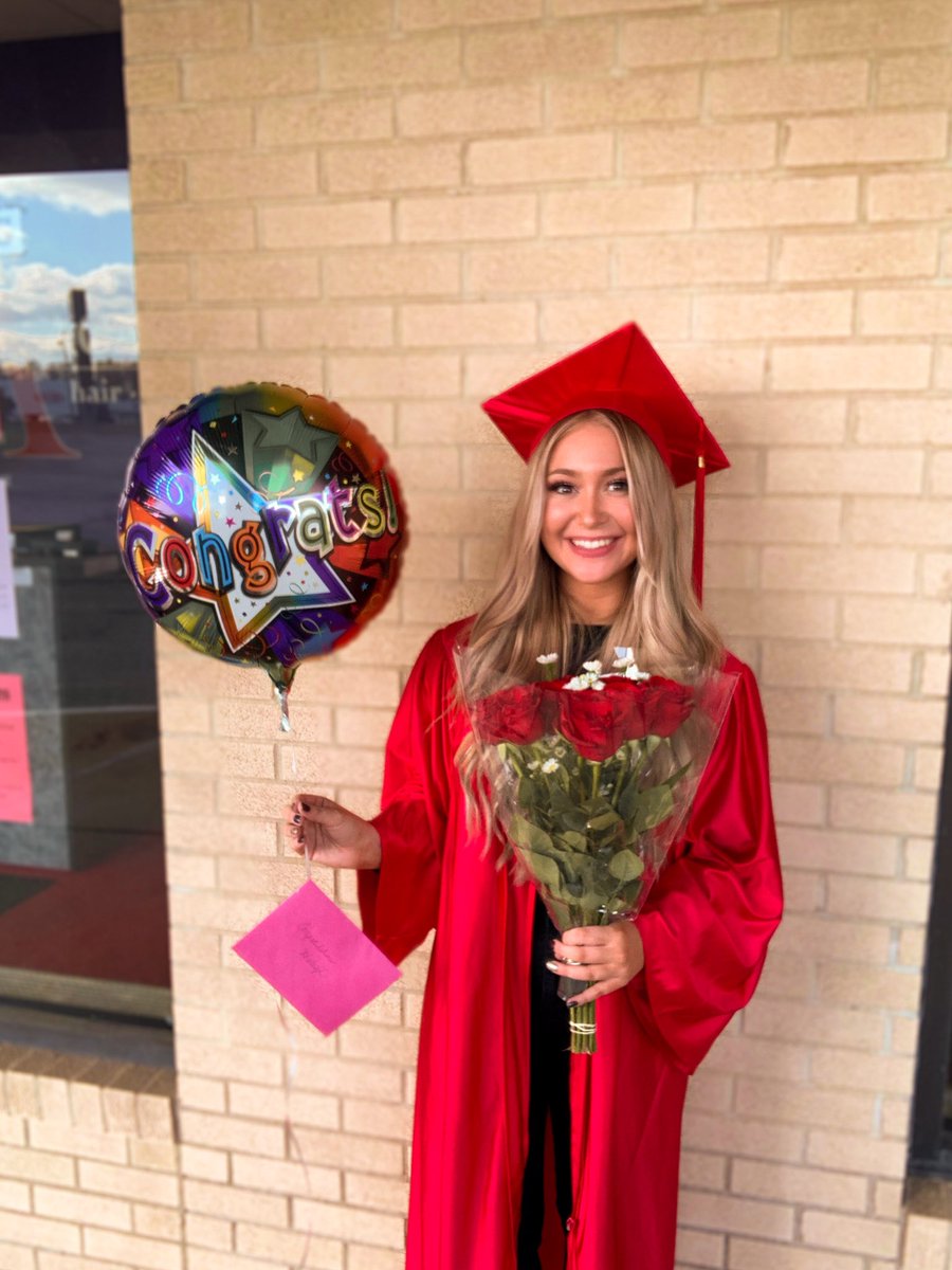 haleigh_jacobs's tweet photo. 🎓❤️ https://t.co/zcyGNsdzP5