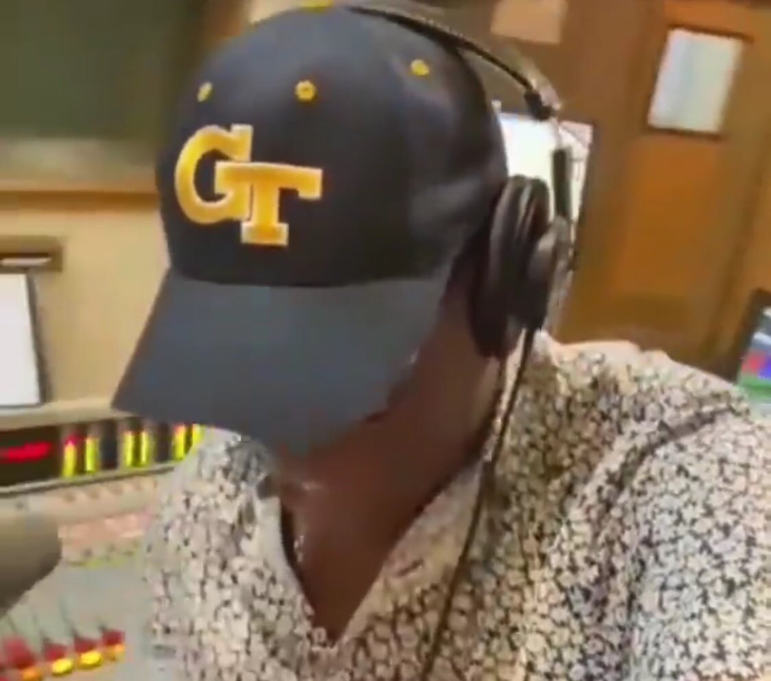 NickiNotNice's tweet photo. It's a vibes... w/ #GTTaylor The Original #DancehallMaster #GTDncehall #DancehallMusic #Reggae #RetroReggae rocking 🔥💯 ✨ #InTheDancehall ✨
#OnAirNow #Live #Broadcast now on #IrieFM 🇯🇲👉🏽🌎 #Jamaica #ReggaeRadio
A new Saving #JamaicanSoundSystem Culture Segment every Friday! https://t.co/ELNSwi88BW