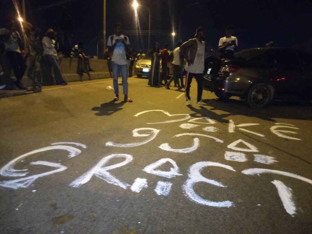 ncbn_ng's tweet image. #EndSars Protesters in Abuja still protesting along the airport road. 

#EndPoliceBrutality #EndPoliceHarassment #AbujaProtests #ReformTheNigeriaPolice