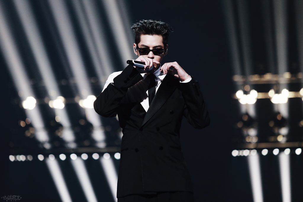 KrisBar_WuYiFan's tweet photo. 201017 @KrisWu Kris Wu in TikTok &amp; Zhejiang TV Wonderful Night concert 

Nothing is impossible. Let our Mr.Handsome bright your day 💕 

Cr:Harper’s Bazaar 心动定义｜吴亦凡
#KrisWu https://t.co/b270ue4etG