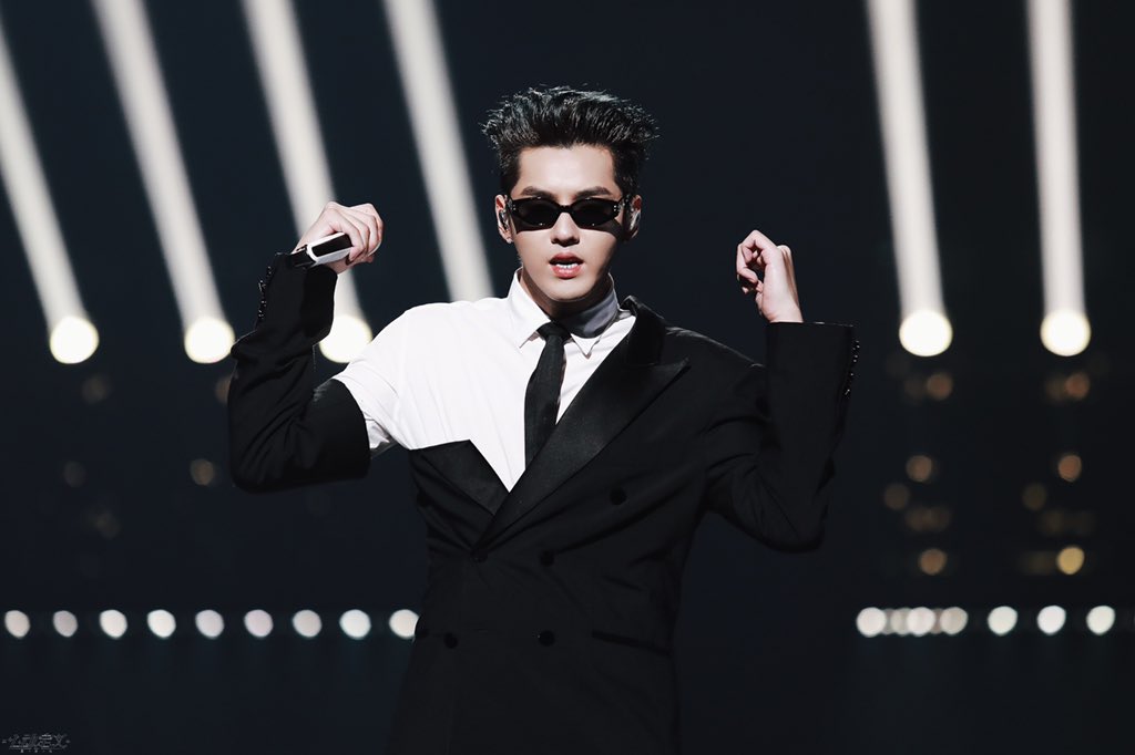 KrisBar_WuYiFan's tweet photo. 201017 @KrisWu Kris Wu in TikTok &amp; Zhejiang TV Wonderful Night concert 

Nothing is impossible. Let our Mr.Handsome bright your day 💕 

Cr:Harper’s Bazaar 心动定义｜吴亦凡
#KrisWu https://t.co/b270ue4etG