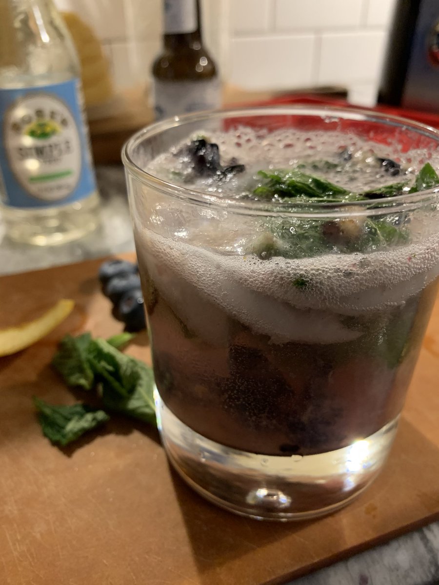 elnemcek's tweet photo. Cheers to @depaul alumni and family weekend! Thanks to Jessie and John Feller of Aged and Infused for the cocktail recipes. #dpualumniweekend https://t.co/tRABUklyqO
