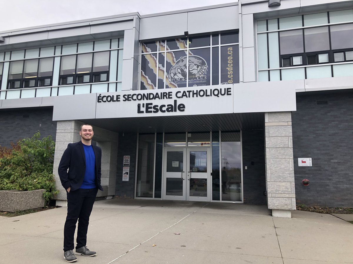 Roulement de tambour 🥁!

Félicitations à Alexi Chayer qui a été élu au poste de président de l’ESC L’Escale 2020-2021!

Bon succès Alexi!