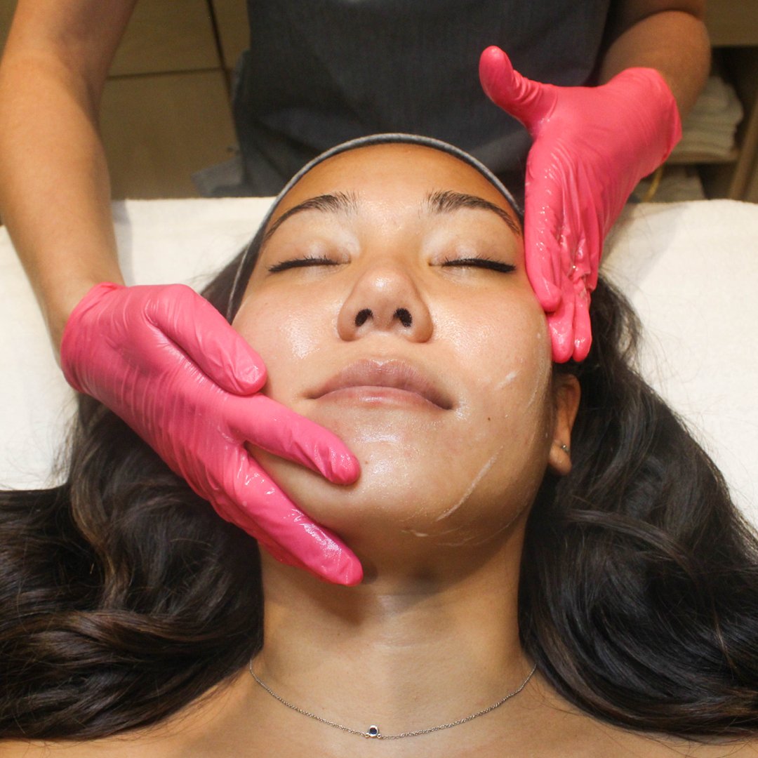 facileskin's tweet photo. Relax and we'll do all the work ✨Our facials are tailored to specifically help renew your skin. From masks, peels, extractions, and massages, we work to help clear pores, hydrate your skin, and remove any unwanted buildup. Ready to book?  🙌 https://t.co/TQIbNQzf2O https://t.co/y0FlBTPoqg