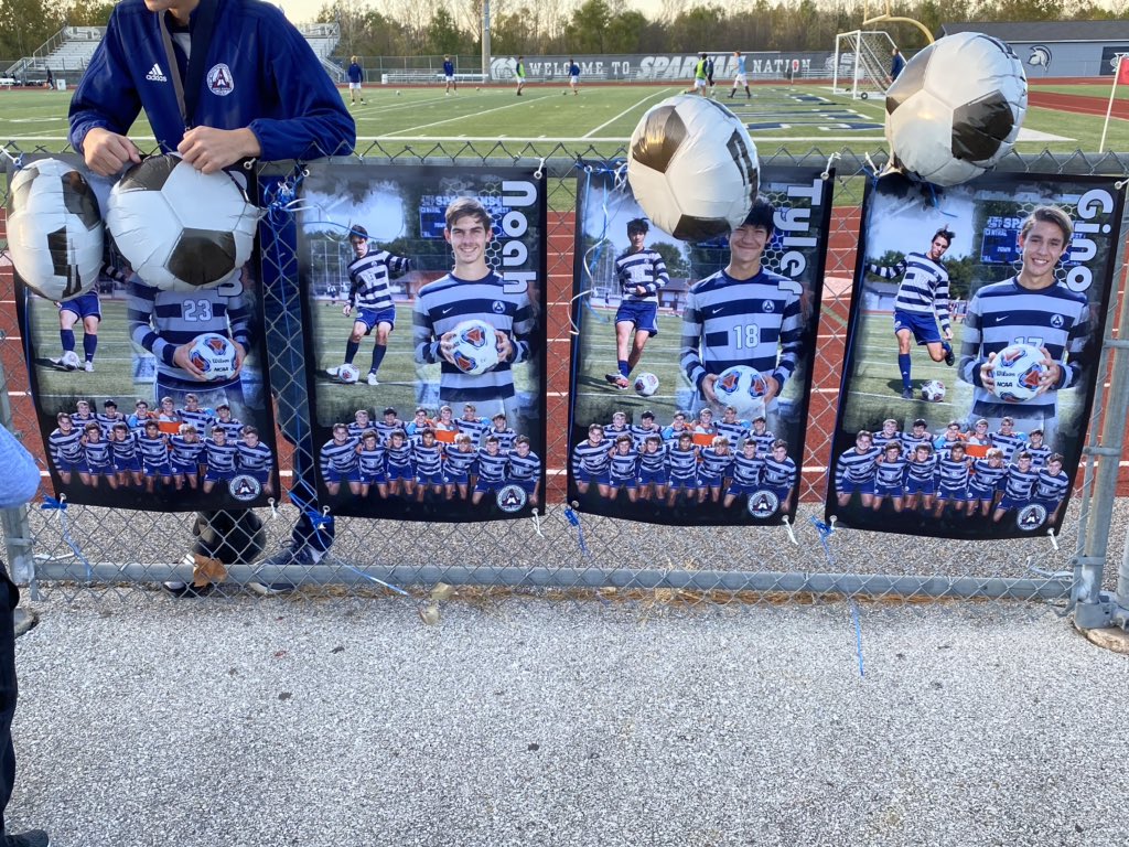 Harris_Mgmt's tweet photo. #FHCSeniorNight2021 for @FHCSoccer! https://t.co/lNpAhQSVpH