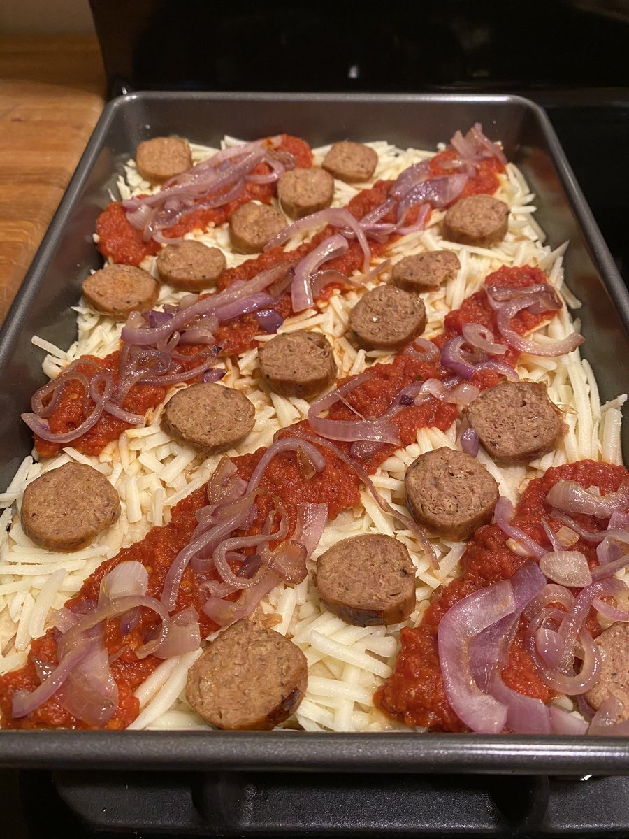 parmajohnnny's tweet photo. getting my detroit style pizza technique in order for this friday night homemade pizza night 

#detroitstylepizza 
#whatveganseat
#veganrecipes
#veganpizza
#plantbased
#veganfood
#ditchdairy 
#foodporn
#parbake
#veganaf
#foodie
#vegan
#pizza 
#dsp https://t.co/cD2eD2hUFi