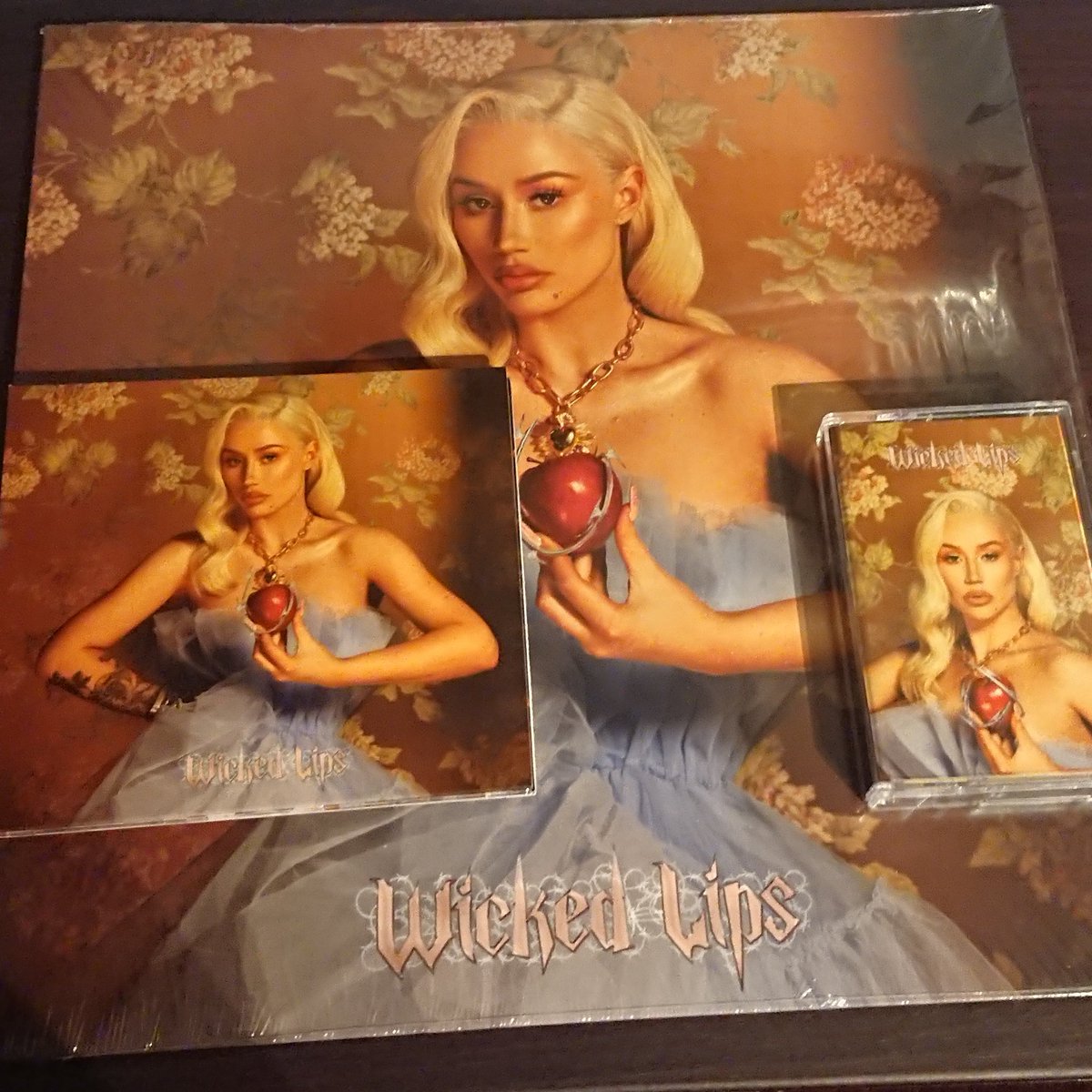 Richiiebam's tweet photo. My Iggy Azalea set is definitely my favourite of the year so far 😍
#vinyl #cassette #cds #alicechater #iggyazaleafans #azaleans #wickedlips #IggyAzalea https://t.co/bqEkoz30Cv