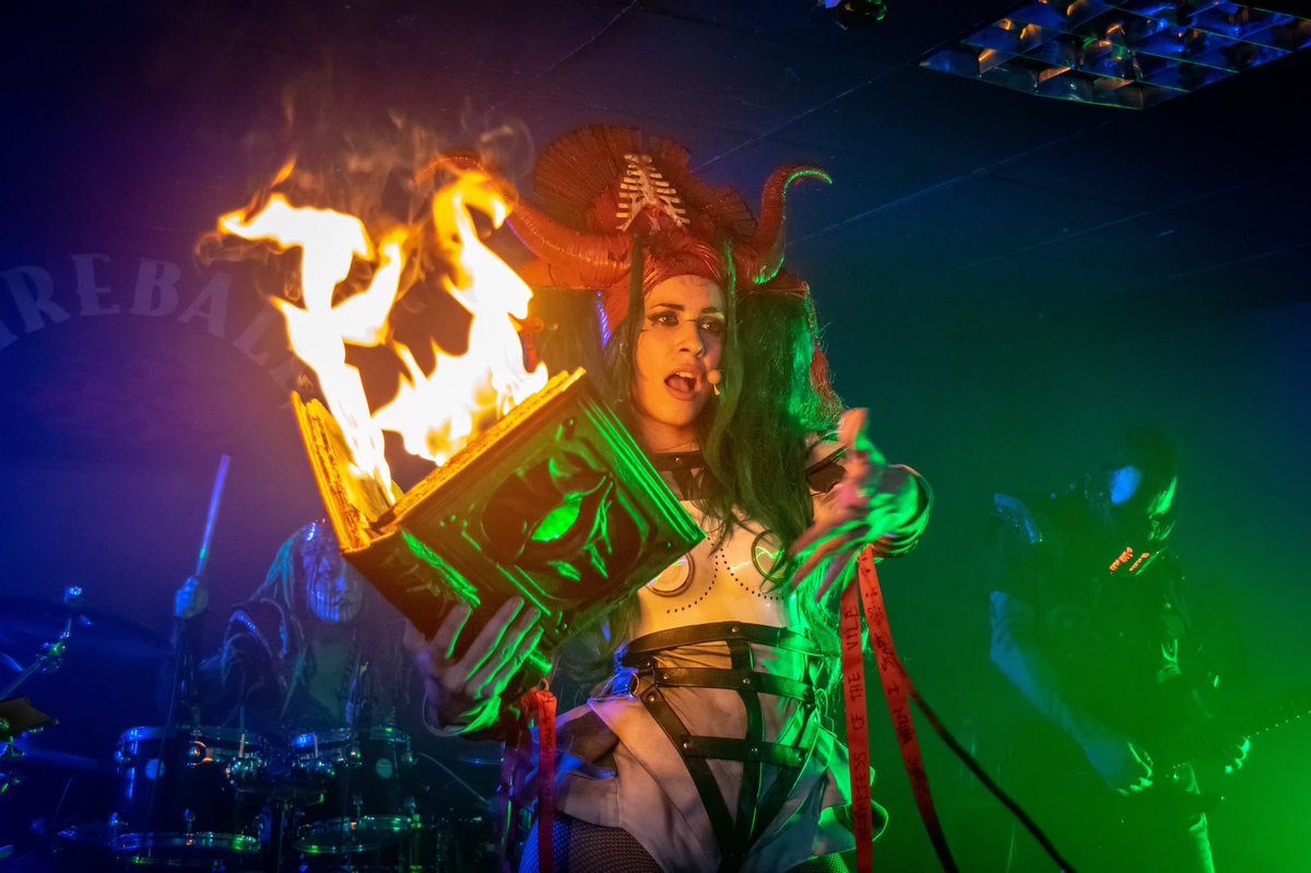 Alien X Xenomörph tweet media