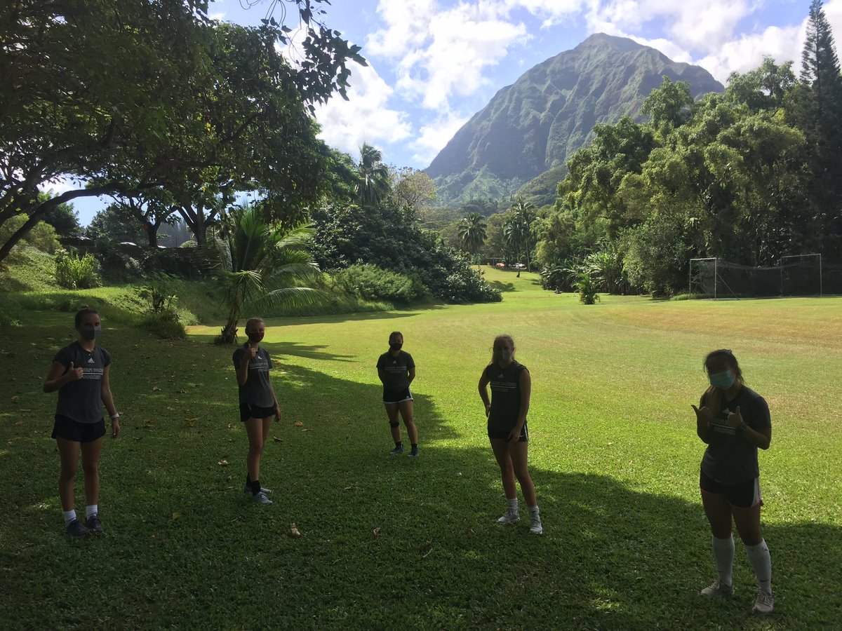Happy Aloha Friday everyone! Don’t forget to mask up!! 🌺💙 #hpuwsoccer #hpuathletics