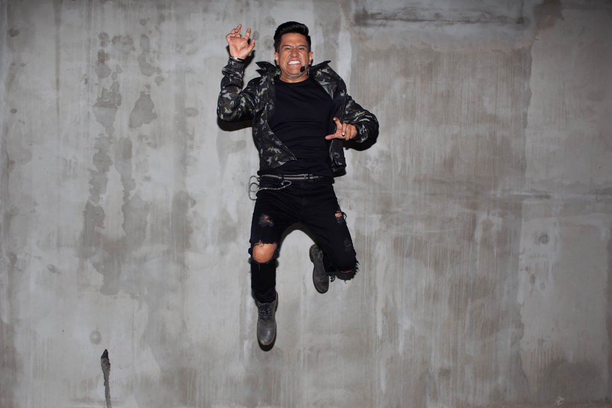 Quién eres tú que te persigo como a el viento,
Porque es viento libertad.
Quién eres tú que me ha atrapado en este sueño,
y no quiero despertar
Quién eres tú, quién eres tú... #OyeTú 🎶