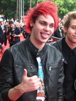 Hey guys! Here’s a simple thread of red hair Michael because I know how much you guys love him! <3