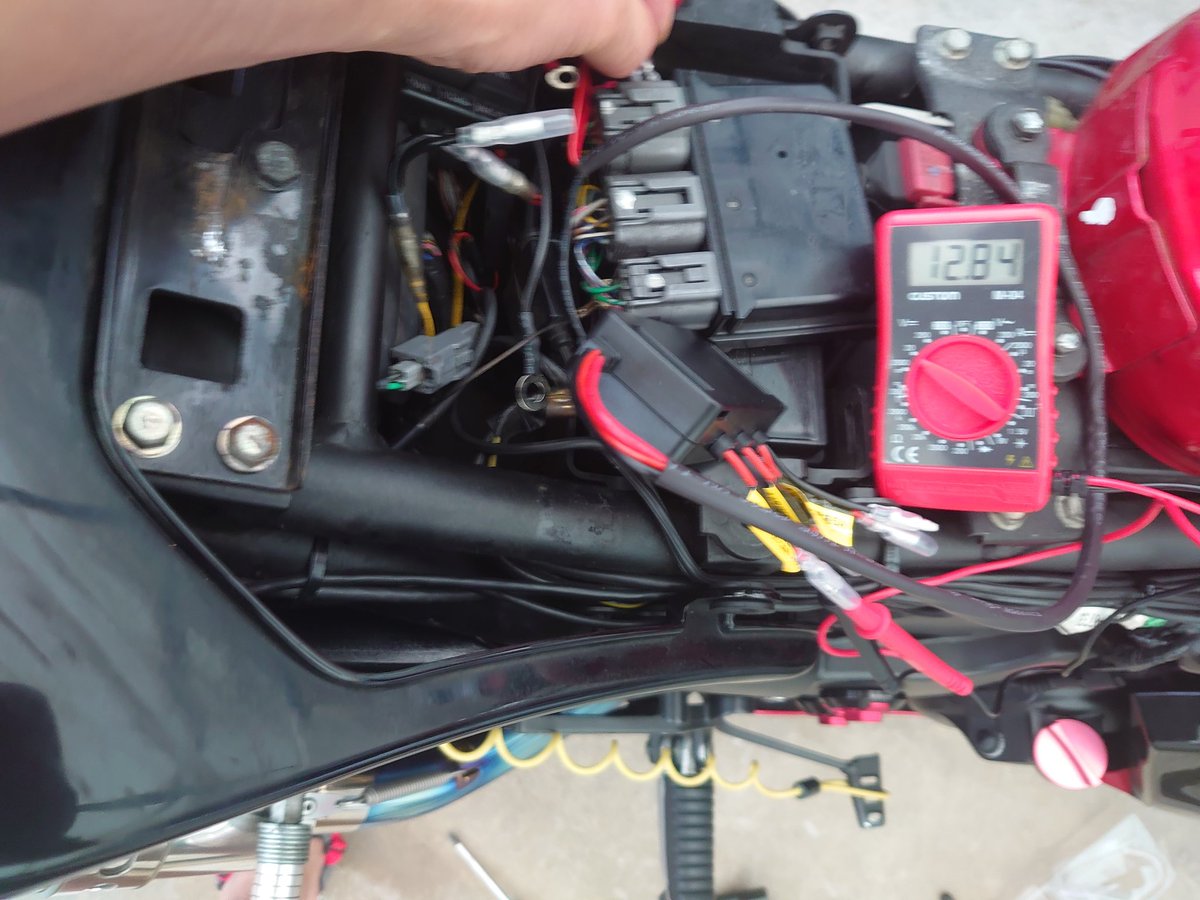 skull_skate's tweet image. ﾃﾞｲﾄﾅさんのD-UNITの取付け
①D-UNITの＋、－をバッテリーに取付けて通電チェック(D-UNITのｱｸｾｻﾘｰ接続線をﾊﾞｯﾃﾘｰの＋に付ければ通電します)
②アクセサリー電源を接続(私はﾅﾝﾊﾞｰ灯に接続)し車体に収納
③後はD-UNITに各種電源を接続し動作確認して終了
簡単！
#デイトナ
#DUNIT