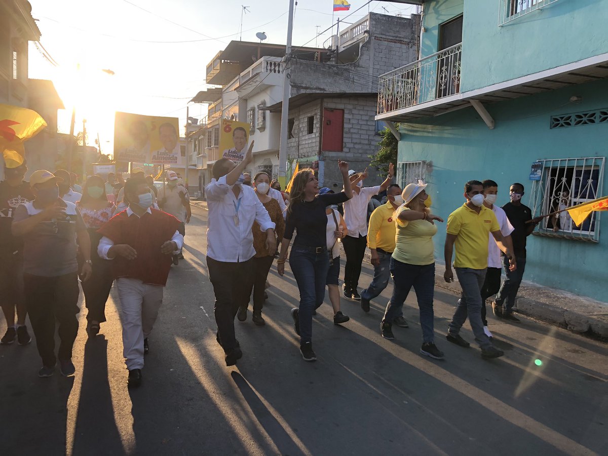 geraldineweberm's tweet photo. *Puerta a Puerta* Recorrimos con gran alegría la Av. 25 de Julio y Las Esclusas, Coop. Flor del Guasmo. Gracias por su cariñoso recibimiento, cuenten con nuestro respaldo. #SomosLa6 #ProgresoEnLibertad #GeraldineAsambleista2021 #Todo6 https://t.co/n00wQc5TbU