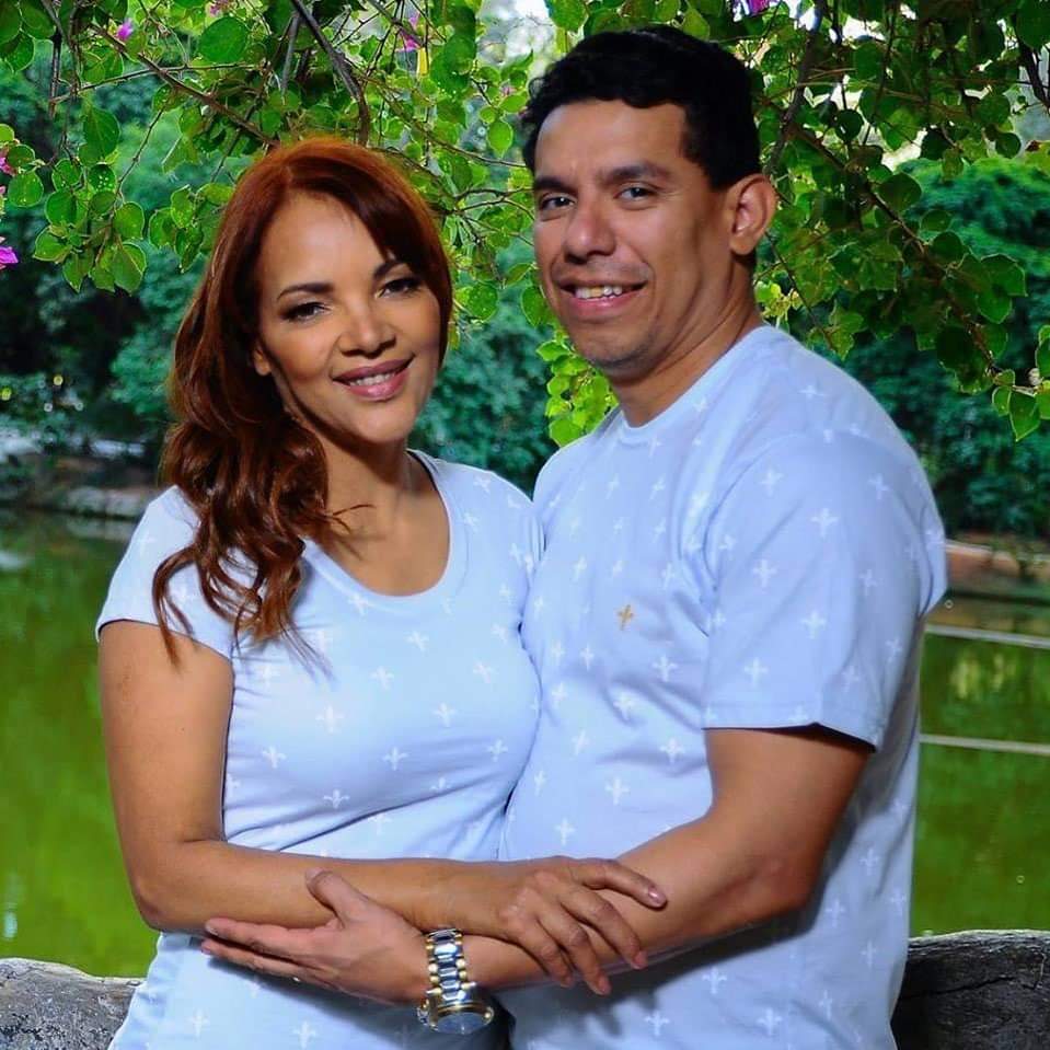 Dizem que o tempo cura tudo...
Essa frase não está tendo efeito algum na minha vida. Quanto mais o tempo passa, mais eu sofro e sinto a sua falta. 
Não sei explicar a dor que eu sinto todos os dias. Sei que nada vai ser como era antes.