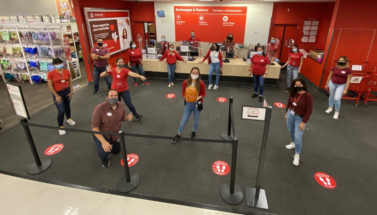 PosadaMeli's tweet photo. Fun Friday driving some loyalty at #T2848! All the team getting involved saving 5% to our guest! #redcard #worksomewhereyoulove 🎯❤️ @EderMendes01 @Izabella121 @JoeyG85 https://t.co/9lmyWKWTRU
