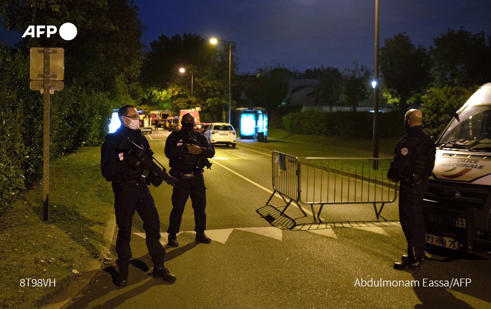  #UPDATES A French teacher who had recently shown students cartoons of the Prophet Mohammed is beheaded outside his school, in what President Emmanuel Macron called an "Islamist terrorist attack"  http://u.afp.com/3raC 