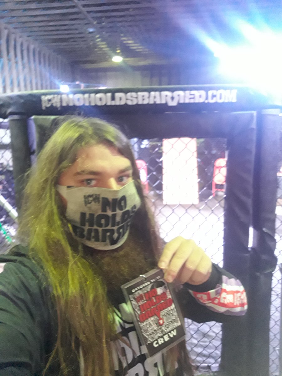 Indie_Mittens's tweet photo. In the pit...WE FIGHT @ICWNHB #PitfighterX2 https://t.co/f8go0gKt0d