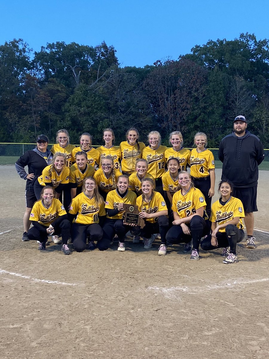 CrooksSusanD's tweet photo. So proud of our softball team. 2020 District 5 Champions. Congratulations Leeton Lady Bulldogs. https://t.co/JH340WB0f8