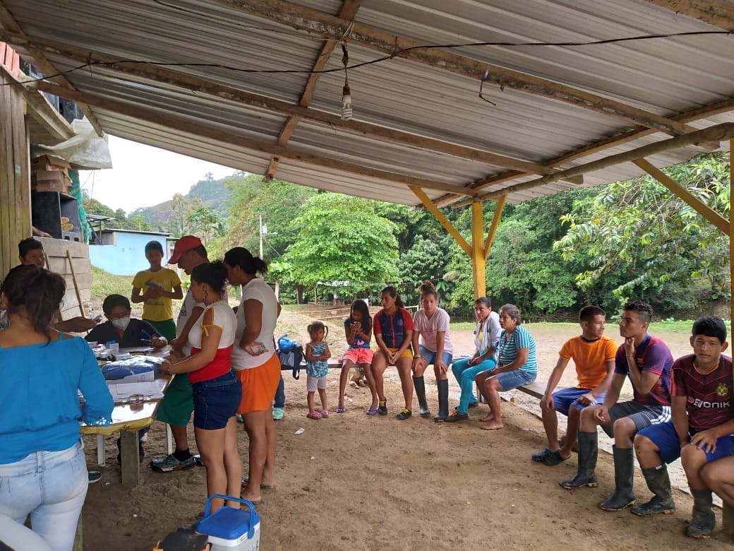 SaludImbabura's tweet photo. #Esmeraldas | La unidad operativa Majua, perteneciente al #Distrito08d01 realiza brigada médica en la comunidad de Majuita, brindando atención médica en vacunación y realizando pruebas de PIAN enfermedad infecciosa crónica de la piel #SomosMsp  #PrevencionEsSalud https://t.co/WfEPBf2peD