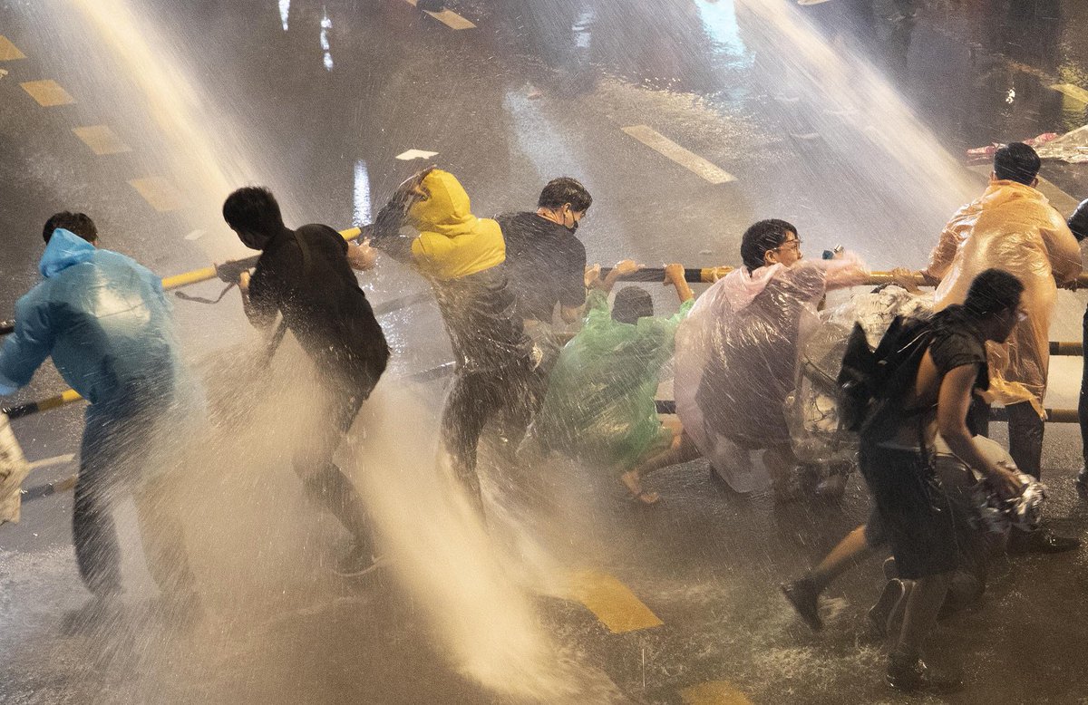 PearsonElaine's tweet photo. In Thailand, police unnecessarily used water cannon against peaceful student activists. @hrw https://t.co/xaiQsjsGoO https://t.co/0GHypgnyDK