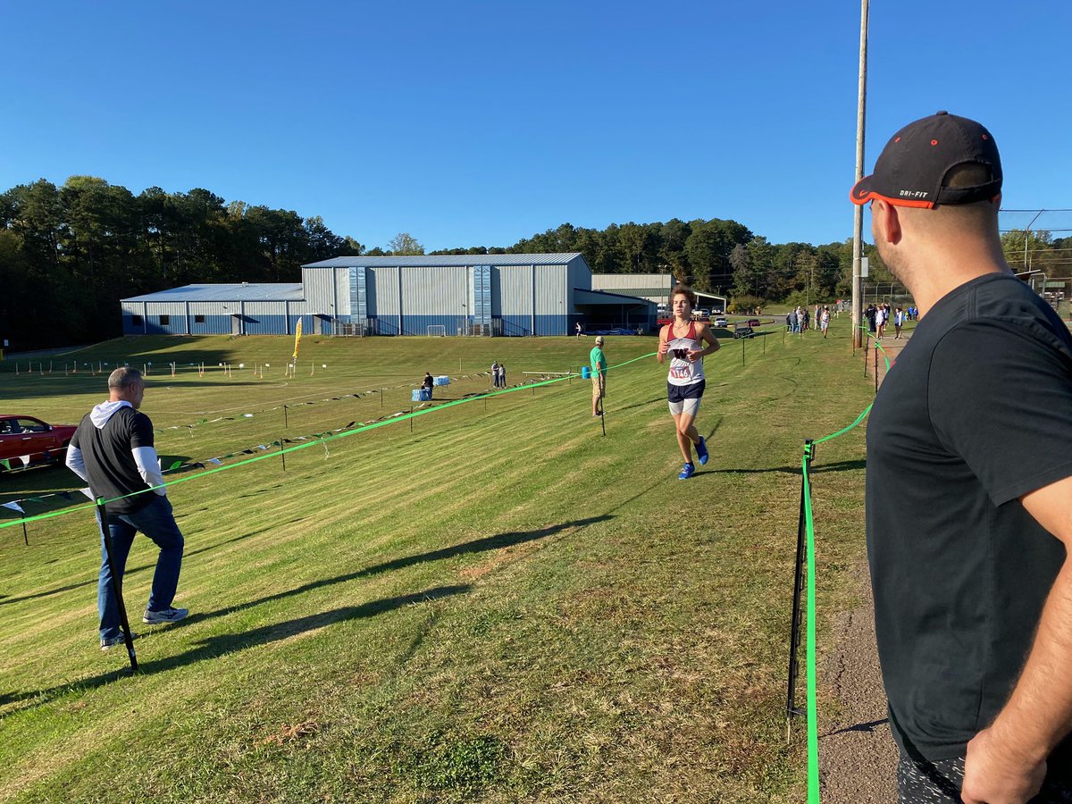JacksonPaulBaer's tweet photo. Noah beat his PR by .4 seconds as the clock turned out to be 10 seconds off. He got 8th overall, and his team won 👊#crosscountry #running #lovemyfamily #lovemykids @Kirsta_Rae https://t.co/aLJAcXariF