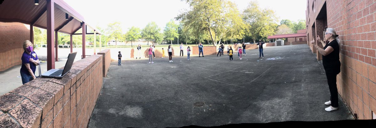 Last weeks social group was a lesson on social distancing🧍🏻- - -🧍🏻‍♀️How far is 3 feet? 6 feet? How do we sign, ”social distancing?” How do we ask others to politely give us space? These are conversations we all need to be having... regularly.. #staysafe #VBTogether #DeafEd 🖥🤘🏼🧏🏻‍♀️