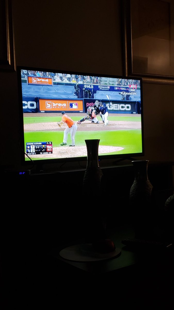 Saludos desde Montréal para los mejores especialistas del béisbol de grandes ligas !!!!!!! Especialmente para el Duke otro  cubano que es orgullo nacional. Desde el frio Canadá un abrazo caluroso de parte de todos los bejucaleños  !!!! #LaLocuraESPN
