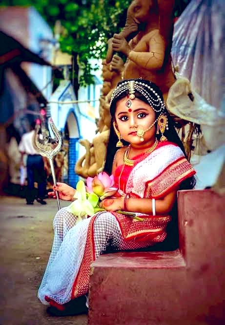 नवरात्रि पर्व इस तथ्य का सबसे सशक्त प्रमाण कि हर युग में,हर कथा में,हर रूप में ‘#शक्ति’-स्त्री ही रही हैं! 

इस अवसर पर हर स्त्री के सम्मान का प्रण लेने के साथ-साथ -सभी बेटियों को यह अवश्य बताएँ कि उनमें बसी #शक्ति के लिए कुछभी असम्भव नहीं!

आप सभी को #शुभनवरात्रि 😊
PC: Internet