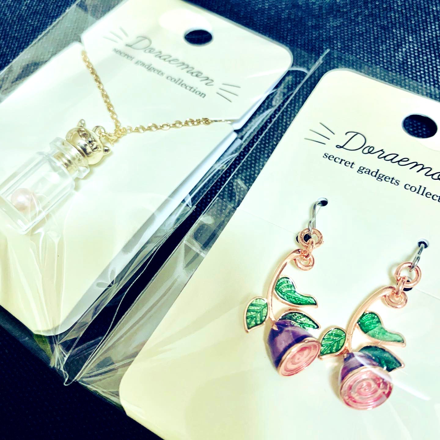 れな 昨日未来デパートで頼んだアクセサリーがもう届いた え 可愛すぎる ドラえもん ひみつ道具シリーズ カムカムキャットフード ネックレス わすれろ草 ピアス ハリ千本バッジ ウマタケ リング ねがい星 リング ピアス ネックレス T Co