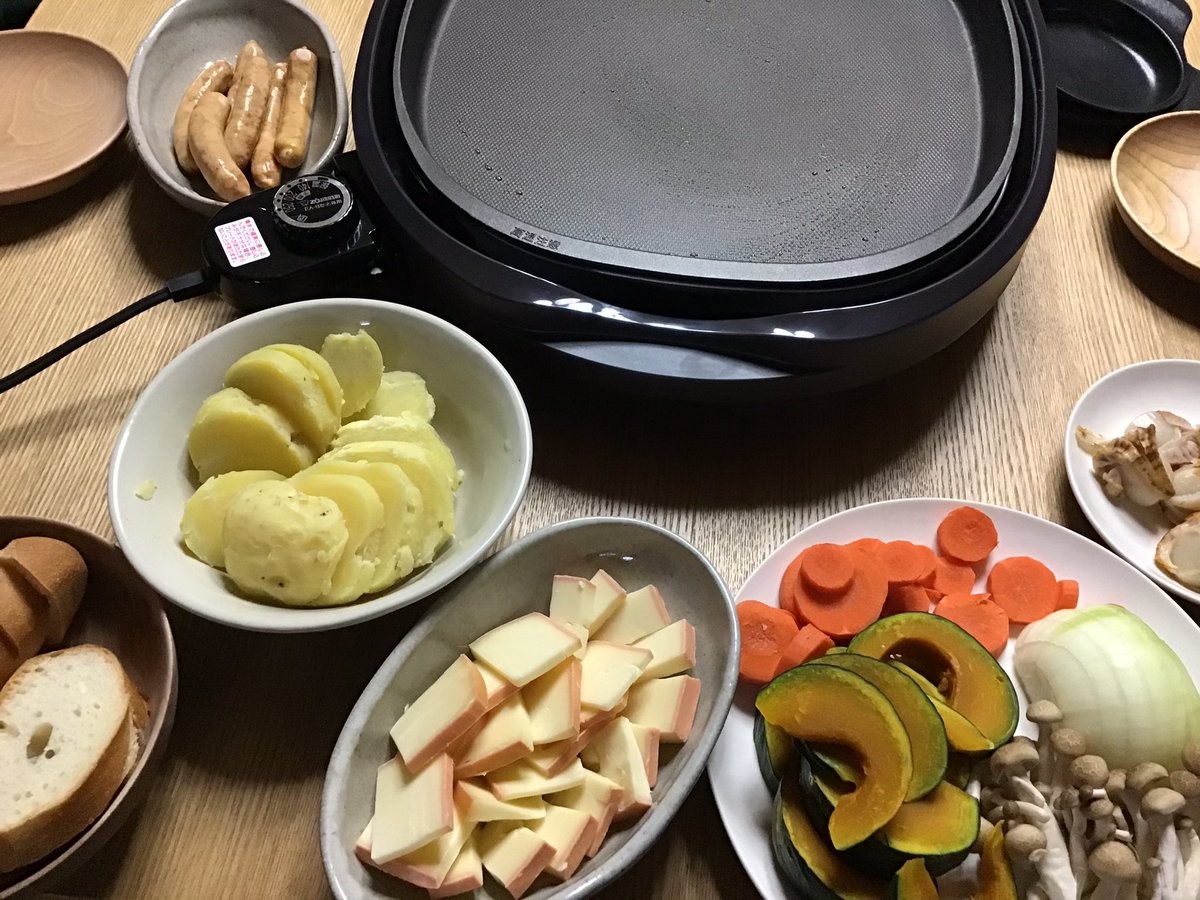 とみみほ ホットプレートでラクレットに挑戦した オーブンで目玉焼き焼くように買ってた小さいプレート 活躍 問題は熱くなるから鍋つかみ左手に嵌めっぱなしになった 十勝土産のラクレットチーズ美味しかった