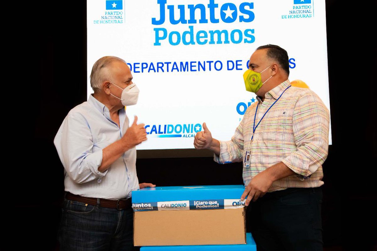 DrMauriciolivaH's tweet photo. Gracias al alcalde de SPS, @acalidoniohn por la entrega de 35 mil firmas para la inscripción del movimiento Juntos Podemos en el departamento de Cortés 💪🏻 ¡Vamos con todo! #JuntosPodemos #ClaroQuePodemos https://t.co/R97R0em6Fi