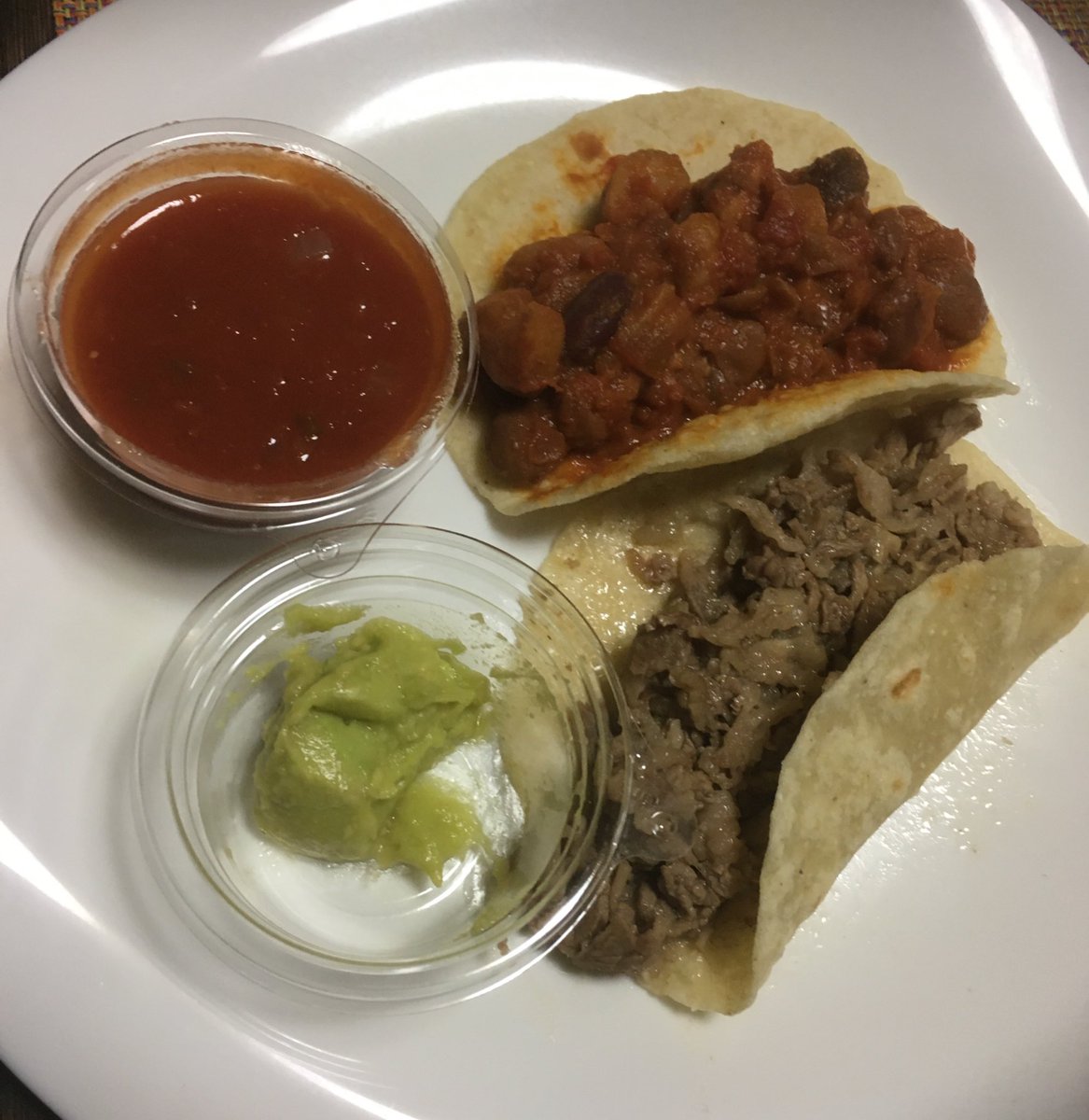 tsukune3bon's tweet image. 鍛冶町ではないけど 
#弘前テイクアウト

#DulceDomum  タコス
食と産業まつり中止の為 急遽店頭で
昨日時間限定発売でした

#drawandco.  ランチボックス

#弘前エール飯