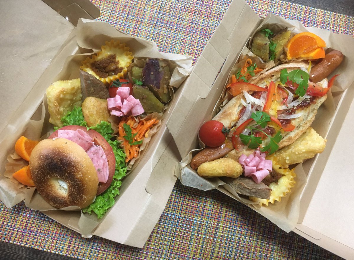 tsukune3bon's tweet image. 鍛冶町ではないけど 
#弘前テイクアウト

#DulceDomum  タコス
食と産業まつり中止の為 急遽店頭で
昨日時間限定発売でした

#drawandco.  ランチボックス

#弘前エール飯