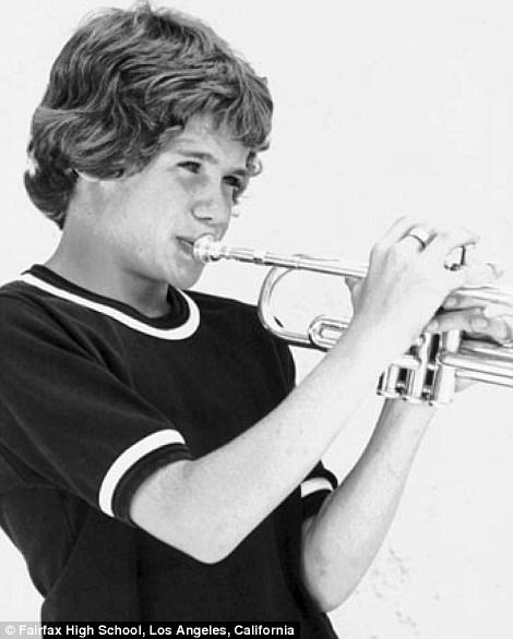 Luego de mudarse a LA es que comienza a estudiar trompeta y se lo consideraba un joven prodigio. El rock no le pintaba ni ahí, sus influencias eran los grandes del jazz como Miles Davis y Louis Amstrong.